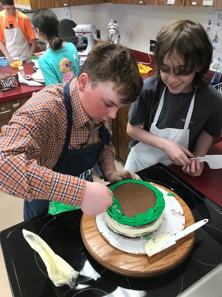 students decorate cake