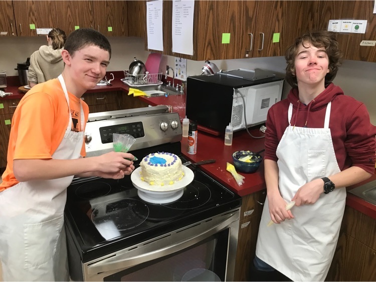 students decorate cake
