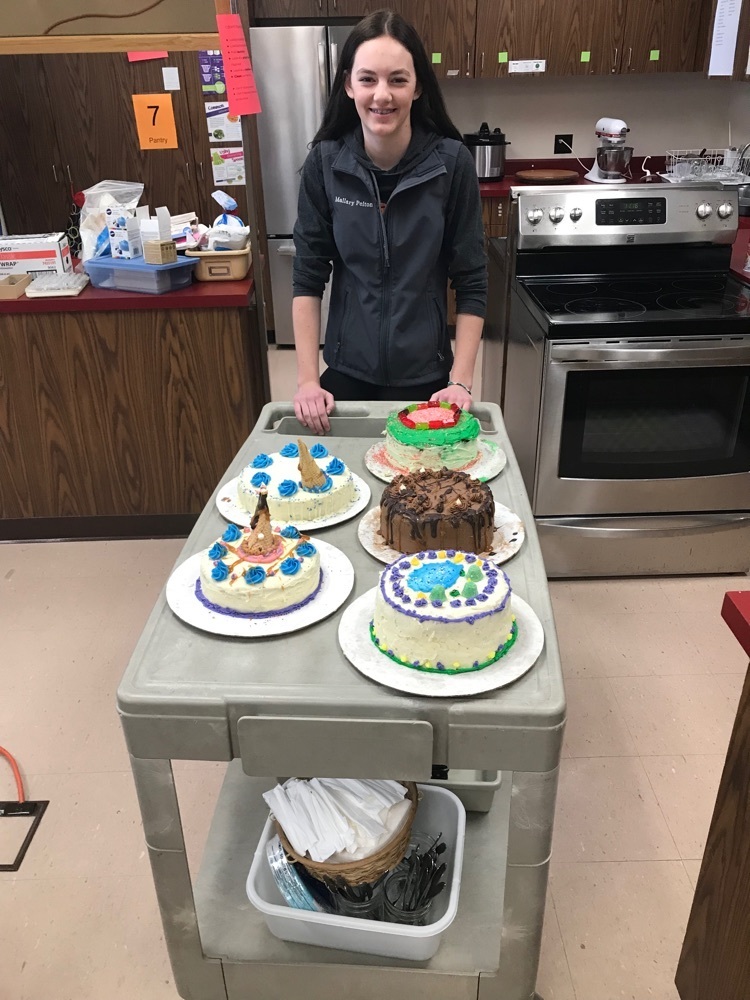 students decorated cakes